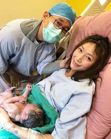 隋棠第三胎兒子「超Q萌正臉照曝光」　對鏡頭「露出酒窩甜笑」網全被征服：根本縮小版Max❤