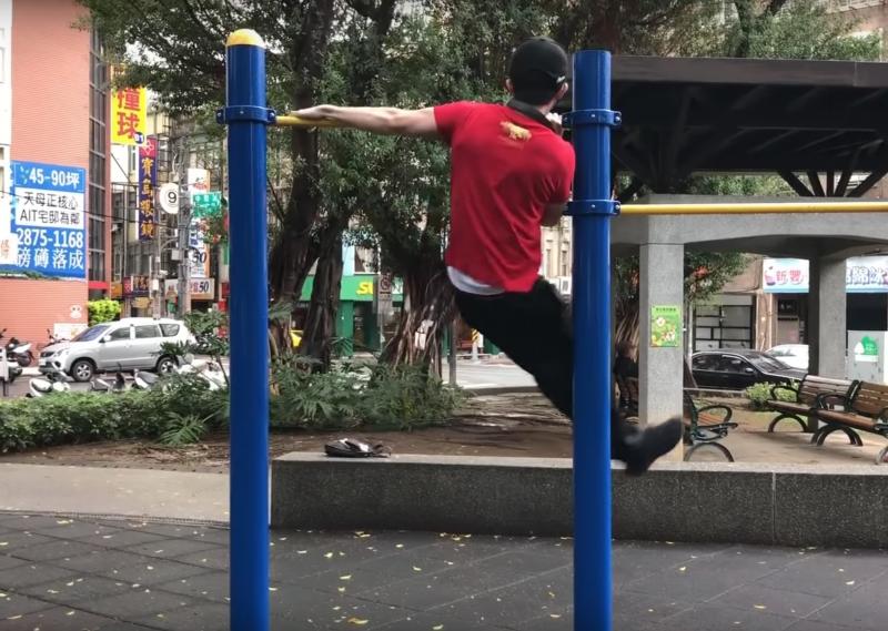 孫安佐又有新影片！吃麵線、秀單槓舞...網友讚爆：成功轉型當網紅！
