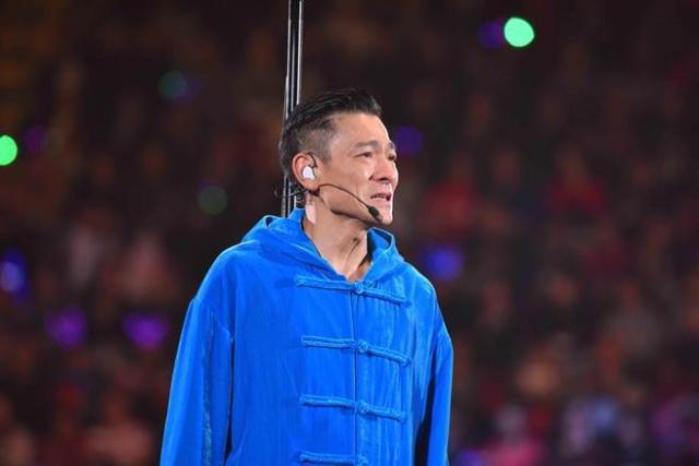  劉德華演唱會唱到一半突然取消，需賠5萬元？紅館損失過百萬，含淚鞠躬：真的唱不了，醫生叫我不要再唱