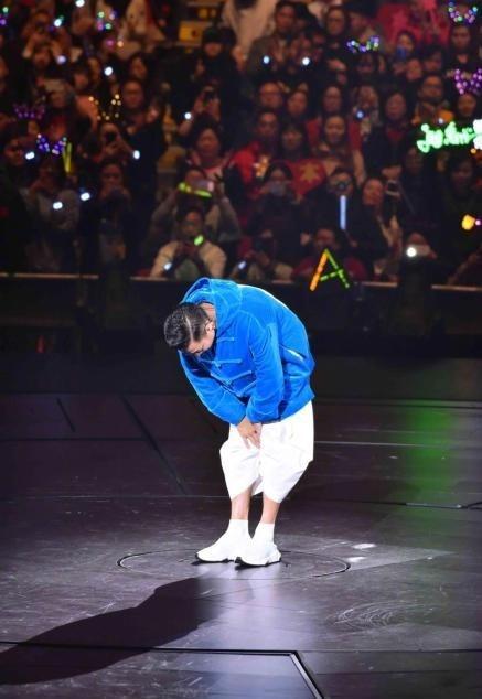  劉德華演唱會唱到一半突然取消，需賠5萬元？紅館損失過百萬，含淚鞠躬：真的唱不了，醫生叫我不要再唱