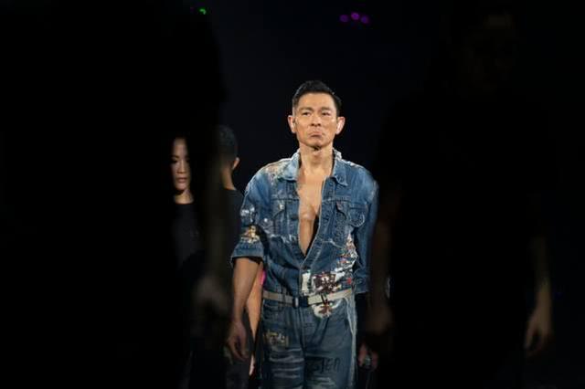  劉德華演唱會唱到一半突然取消，需賠5萬元？紅館損失過百萬，含淚鞠躬：真的唱不了，醫生叫我不要再唱