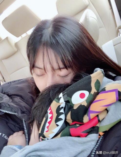 baby抱小海綿睡覺，母子倆頭靠頭好溫馨，小海綿肉肉的手超可愛 