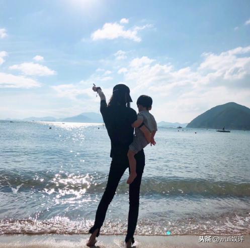 baby抱小海綿睡覺，母子倆頭靠頭好溫馨，小海綿肉肉的手超可愛 