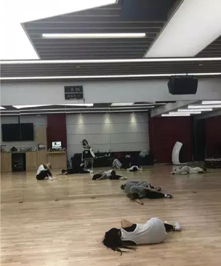 行程崩潰！大勢女idol在鏡頭前暴風流淚 一年回歸八次太可怕