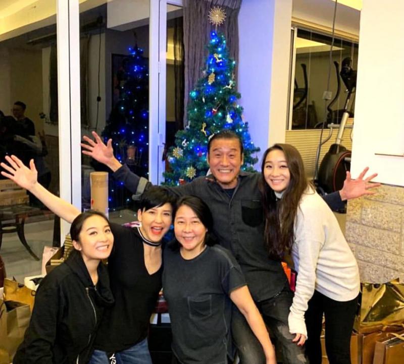 梁家輝聖誕節全家福，雙胞胎女兒差別大，男朋友肯定不會弄錯！