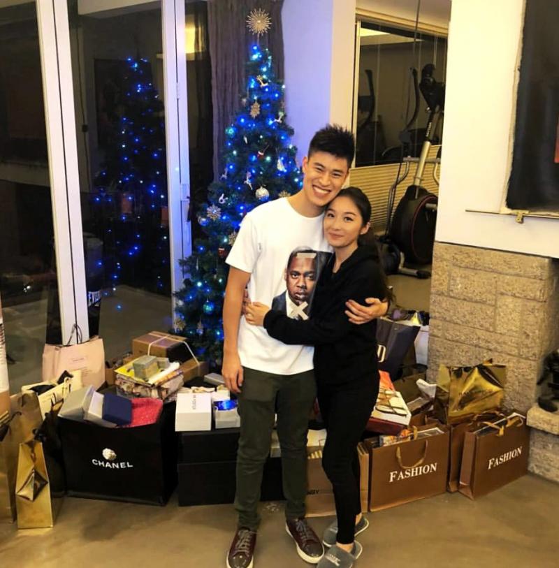 梁家輝聖誕節全家福，雙胞胎女兒差別大，男朋友肯定不會弄錯！