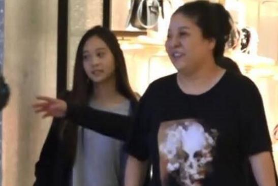 李連傑罕見曬兩女合照！亭亭玉立！果然遺傳了媽媽的好基因！