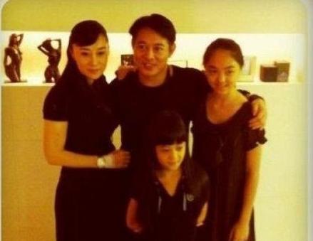 李連傑罕見曬兩女合照！亭亭玉立！果然遺傳了媽媽的好基因！