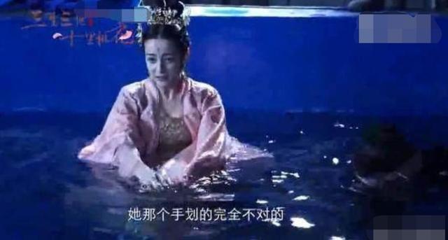 拍古裝落水戲的女星，趙麗穎表情銷魂，劉亦菲美如仙女差點被沖走 