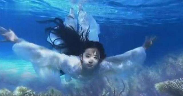 拍古裝落水戲的女星，趙麗穎表情銷魂，劉亦菲美如仙女差點被沖走 