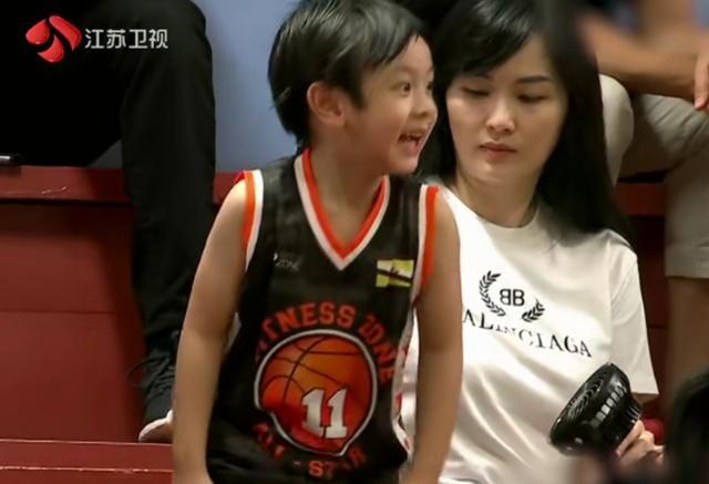 吳尊老婆終於上鏡了，長相普通，抱著兒子max卻引無數誇讚 