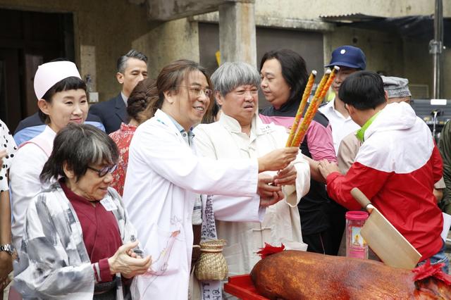 66歲洪金寶重演經典角色，不過拖著他的已經不是成龍 ，網友：不愧是大哥 