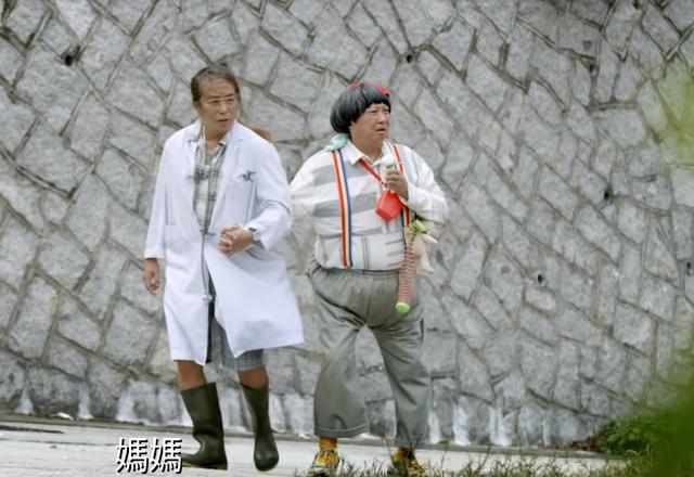 66歲洪金寶重演經典角色，不過拖著他的已經不是成龍 ，網友：不愧是大哥 