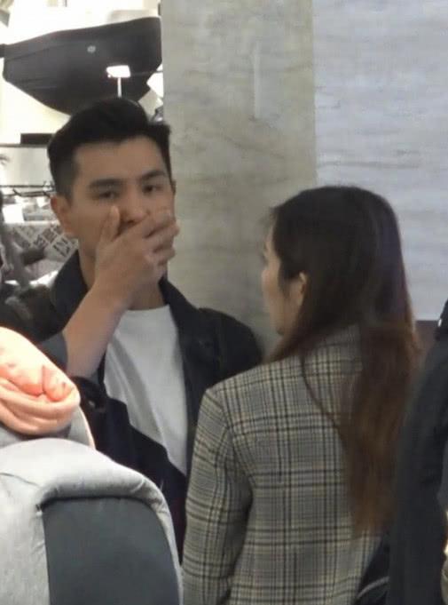 視帝陳展鵬陪懷孕愛妻購物，全程當助手細心照顧老婆 
