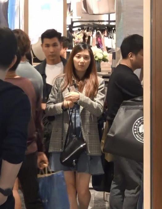 視帝陳展鵬陪懷孕愛妻購物，全程當助手細心照顧老婆 