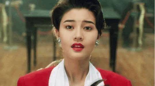 妻子長腿不輸莫文蔚，父親留了棟大樓給他，一年就可收租90多億