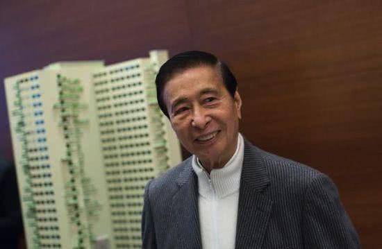 妻子長腿不輸莫文蔚，父親留了棟大樓給他，一年就可收租90多億