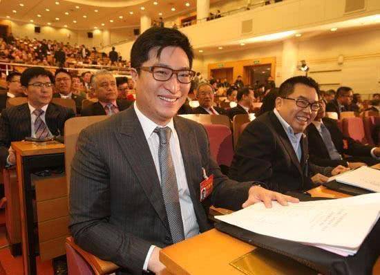 妻子長腿不輸莫文蔚，父親留了棟大樓給他，一年就可收租90多億