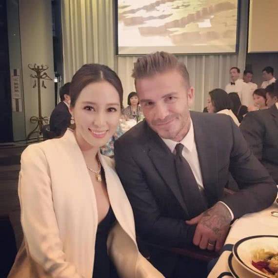 妻子長腿不輸莫文蔚，父親留了棟大樓給他，一年就可收租90多億