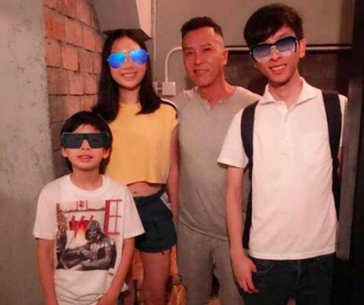 甄子丹首曬和大兒子合照，和弟弟妹妹顏值差距大