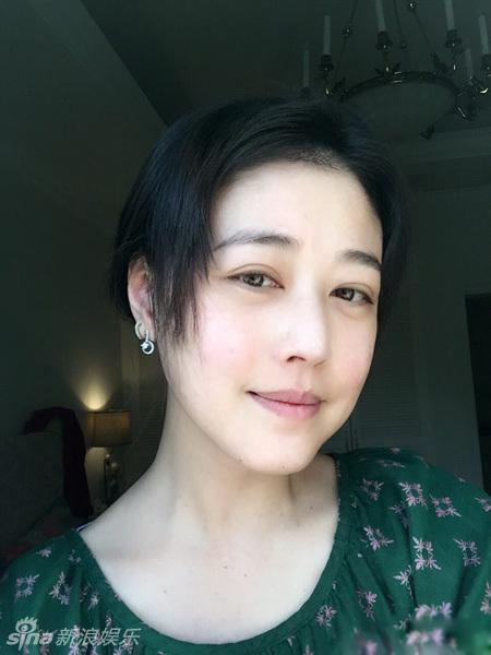 52歲周海媚近照，顏值賽王祖賢，被富豪拋棄，如今交小7歲男友！