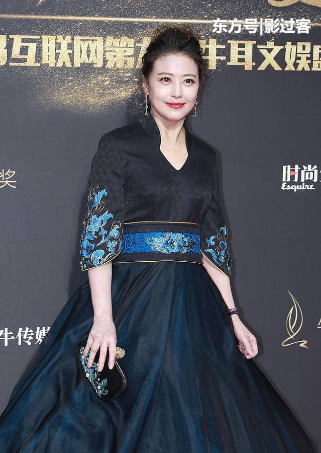 52歲周海媚近照，顏值賽王祖賢，被富豪拋棄，如今交小7歲男友！