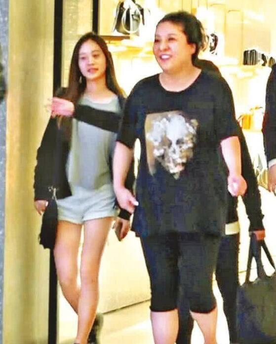 李連傑曝兩女兒近照，身材高挑，比媽媽利智還美