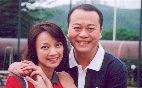 他與女友相愛21年，婚後才知老婆身價700億，入贅當上門女婿，現幸福美滿！
