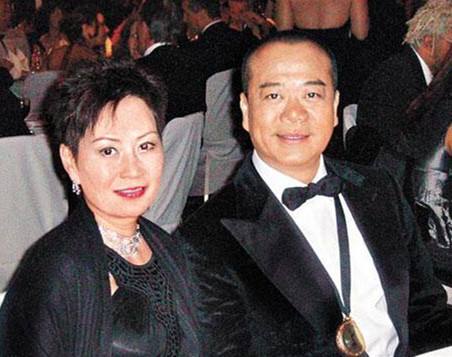 他與女友相愛21年，婚後才知老婆身價700億，入贅當上門女婿，現幸福美滿！