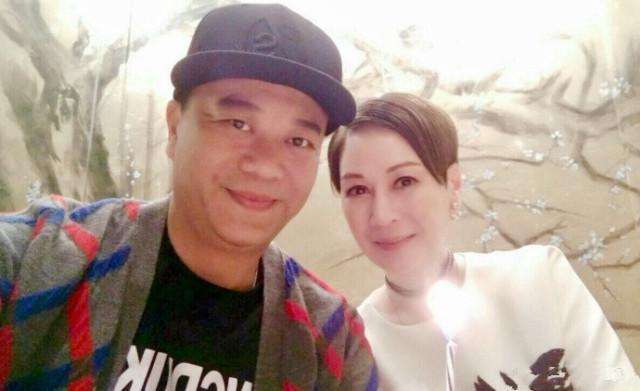 他與女友相愛21年，婚後才知老婆身價700億，入贅當上門女婿，現幸福美滿！