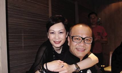 他與女友相愛21年，婚後才知老婆身價700億，入贅當上門女婿，現幸福美滿！