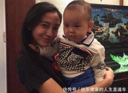 黃曉明2歲兒子近照曝光，長成這模樣，難怪楊穎一直不敢公開！