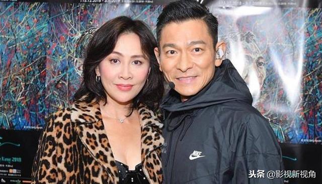 六場演唱會，六位女明星合影，劉德華拍照時手怎麼放很講究！
