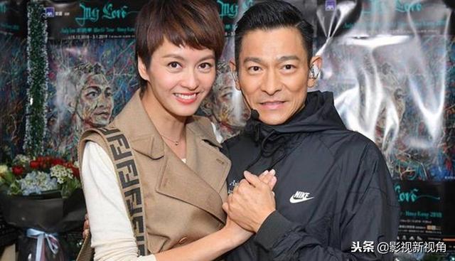 六場演唱會，六位女明星合影，劉德華拍照時手怎麼放很講究！