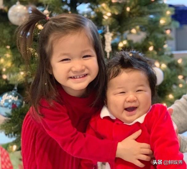 TVB花旦鐘嘉欣曬兒女聖誕合照，姐姐抱住弟弟露甜笑超萌 