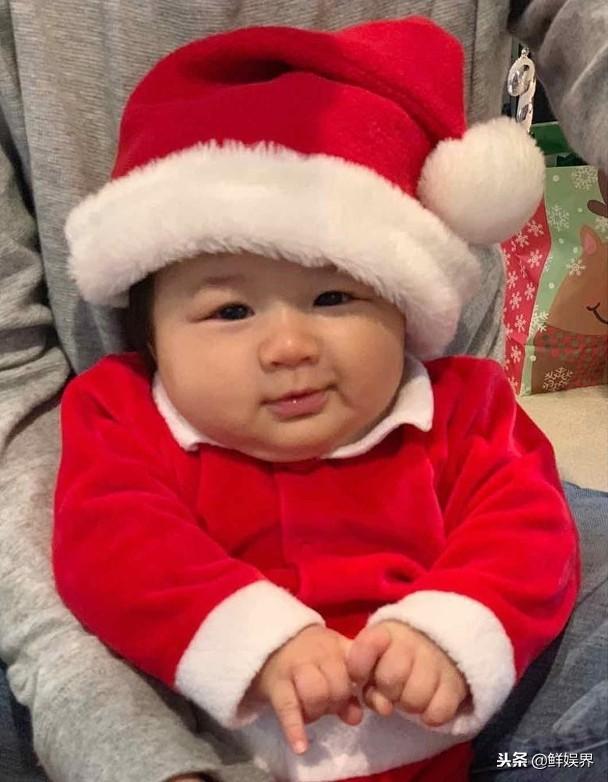TVB花旦鐘嘉欣曬兒女聖誕合照，姐姐抱住弟弟露甜笑超萌 