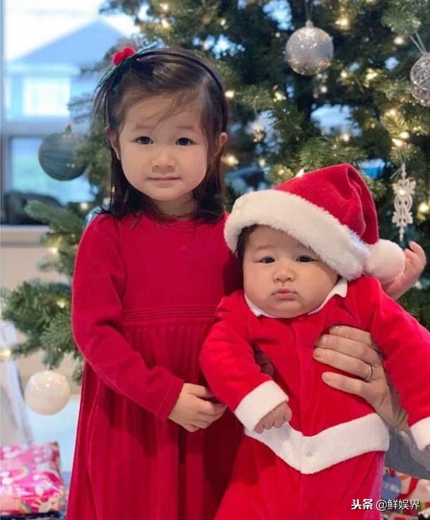TVB花旦鐘嘉欣曬兒女聖誕合照，姐姐抱住弟弟露甜笑超萌 