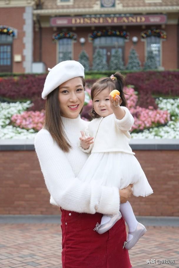 TVB花旦鐘嘉欣曬兒女聖誕合照，姐姐抱住弟弟露甜笑超萌 