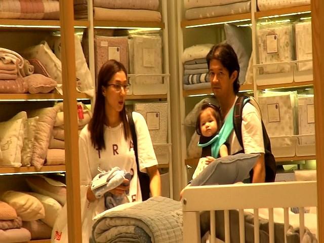 TVB花旦鐘嘉欣曬兒女聖誕合照，姐姐抱住弟弟露甜笑超萌 