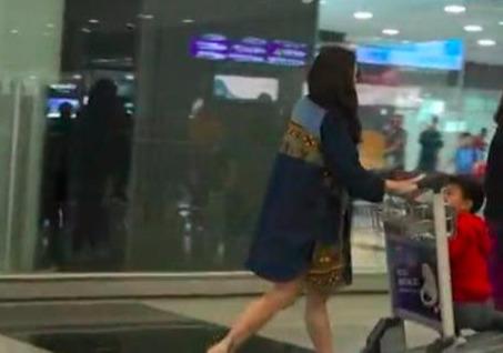 張柏芝深夜回香港，機場遭圍追問三胎父親，行李車撞記者以表憤怒！