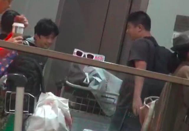 張柏芝深夜回香港，機場遭圍追問三胎父親，行李車撞記者以表憤怒！