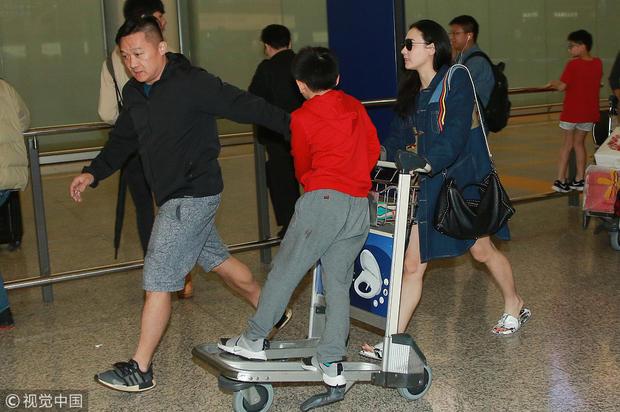 張柏芝深夜回香港，機場遭圍追問三胎父親，行李車撞記者以表憤怒！
