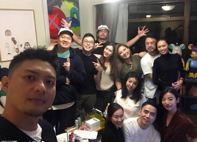 鄭欣宜兒時聖誕照罕見曝光，十分可愛，再熬四年便可繼承巨額遺產