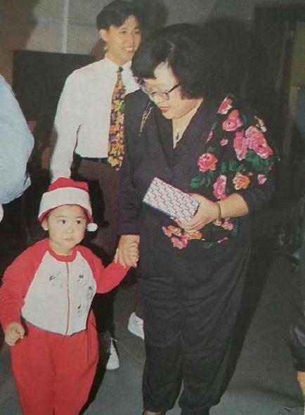 鄭欣宜兒時聖誕照罕見曝光，十分可愛，再熬四年便可繼承巨額遺產