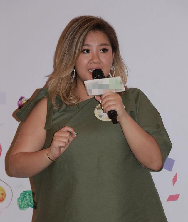 鄭欣宜兒時聖誕照罕見曝光，十分可愛，再熬四年便可繼承巨額遺產