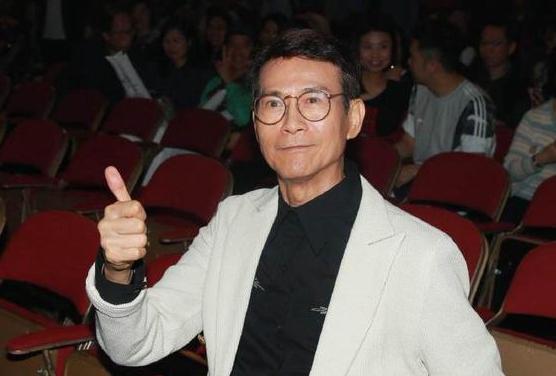 鄭欣宜兒時聖誕照罕見曝光，十分可愛，再熬四年便可繼承巨額遺產