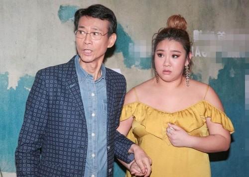 鄭欣宜兒時聖誕照罕見曝光，十分可愛，再熬四年便可繼承巨額遺產