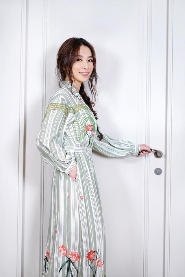田馥甄雖個子小，私服卻挺敢嘗試的！長大衣配牛仔褲，文藝范十足