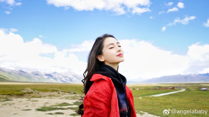 Angelababy大牌到只稍稍把腳抬起, 連襪子都要助理蹲下幫她穿?! 網民: 人家也是有阿媽生的！