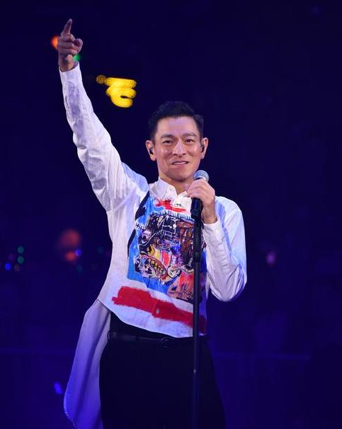 劉德華平安夜引萬人合唱，多位嘉賓捧華仔場，眾星雲集！